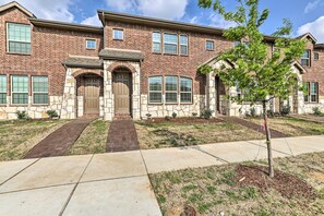 Interior - Brand-new Townhome Near Unt/twu & The Square! (Denton)