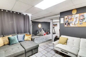 House (5 Bedrooms) | Interior