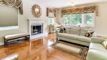 House (5 Bedrooms) | Interior