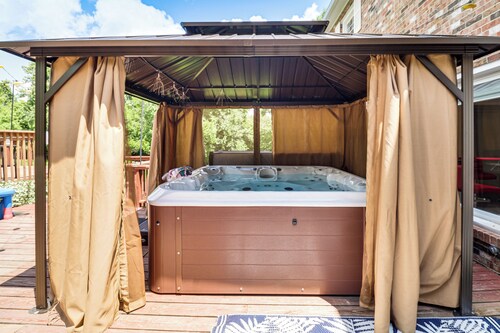 'hidden Paradise' on 5 Acres w/ Hot Tub & Deck!