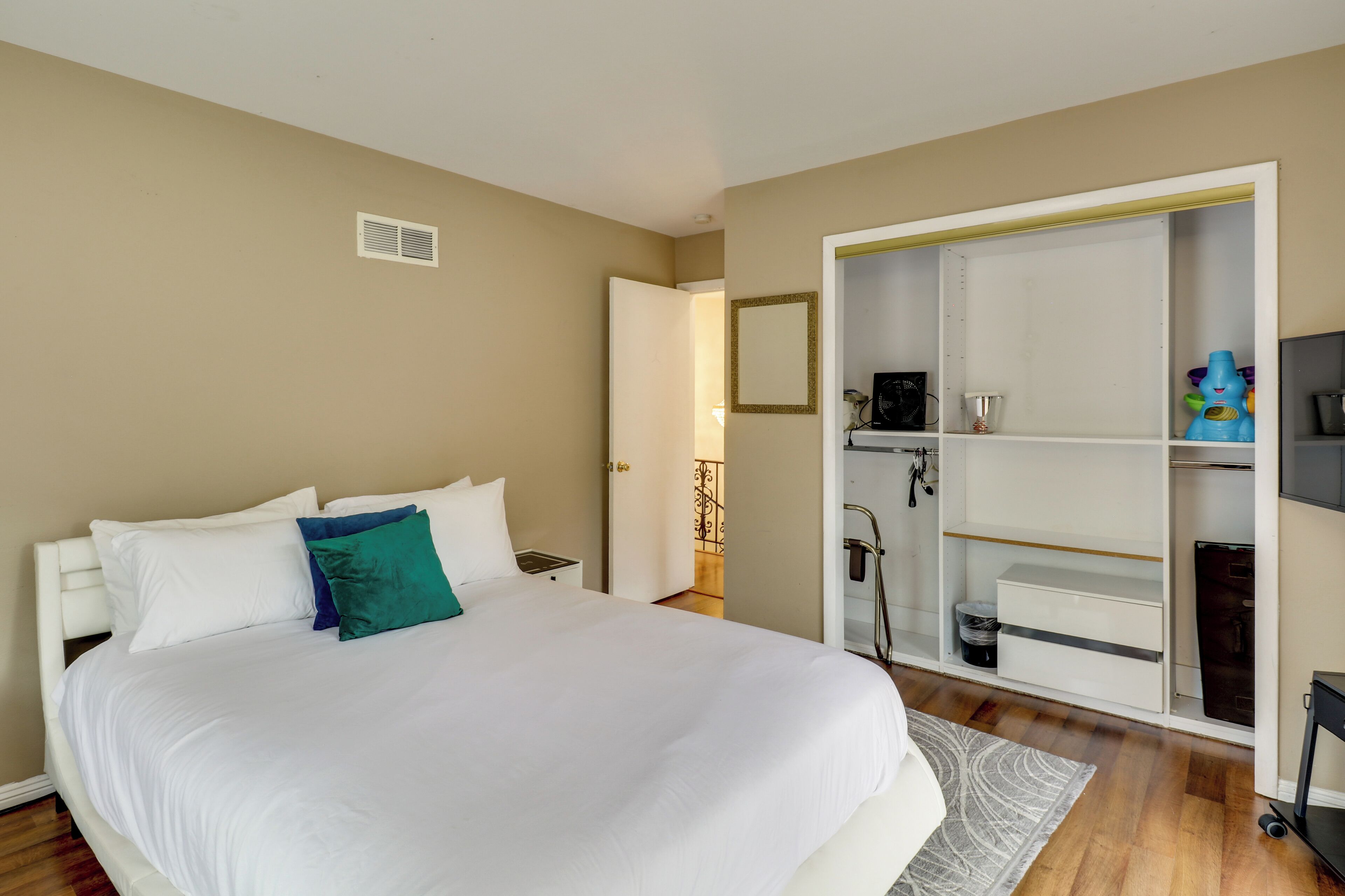 Een hotelkamer met een bed, een kledingkast en een kleine kitchenette.