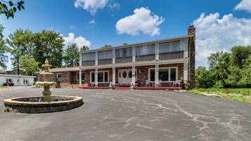 House (5 Bedrooms) | Interior