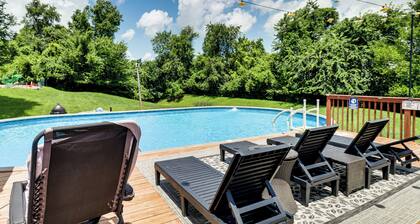 'hidden Paradise' on 5 Acres w/ Hot Tub & Deck!