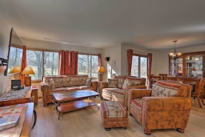 TV, books - Vernon Township Condo Near Golfing + Skiing! (Vernon)