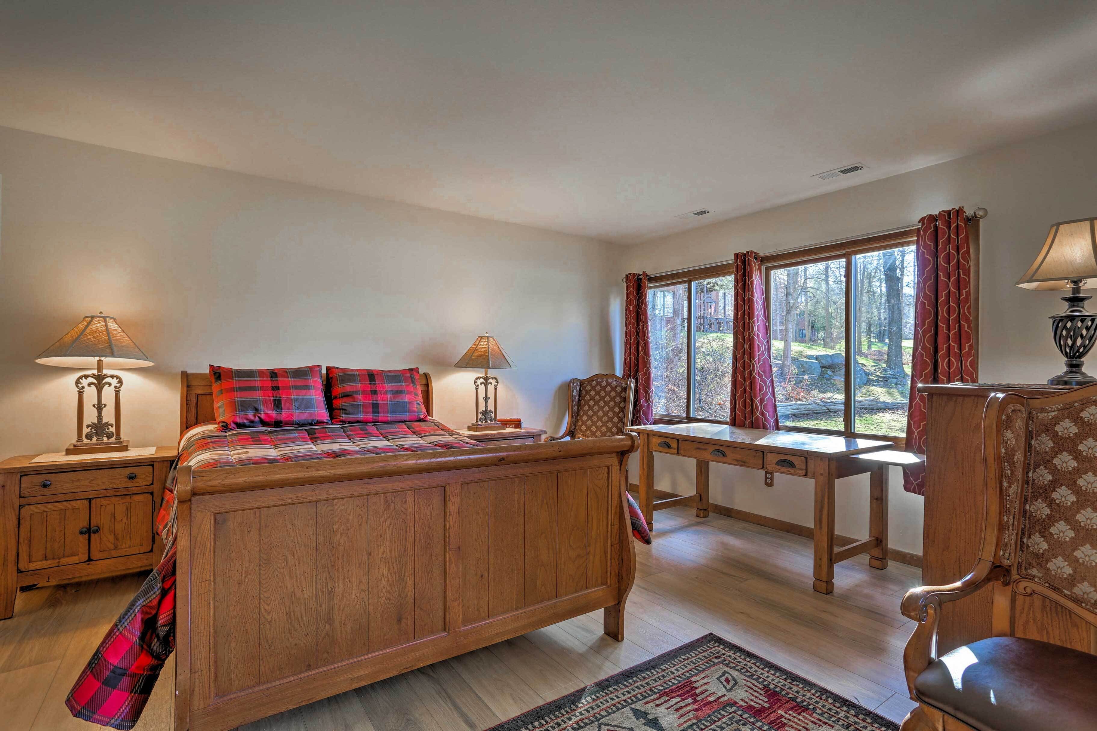 Căn hộ (3 Bedrooms) | 3 phòng ngủ, bàn, khu vực làm việc phù hợp cho laptop 