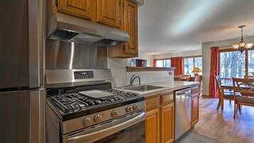 Apartemen (3 Bedrooms) | Dapur pribadi | Microwave, oven, kompor, dan mesin pencuci piring