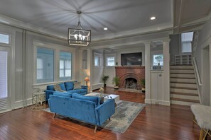 House (6 Bedrooms) | Interior
