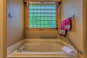 Interior - Private Dock + Water Views: Hot Springs Abode! (Hot Springs)