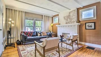 House (2 Bedrooms) | Living area | Books