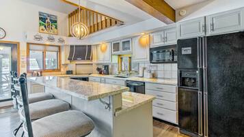 House (5 Bedrooms) | Interior