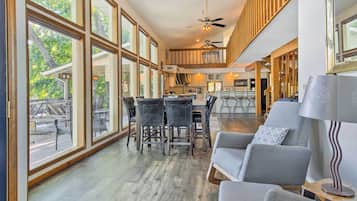 House (5 Bedrooms) | Interior