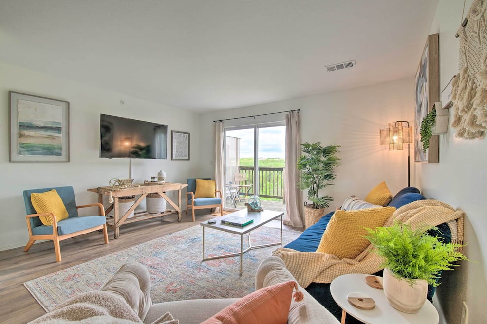 Cozy Branson Retreat w/ Balcony, 2 Mi to 76 Strip