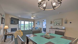 A dining area with a table, chairs, and a ceiling fan. - 'the Lake Escape w/ Balcony & Pool Access! (Camdenton)