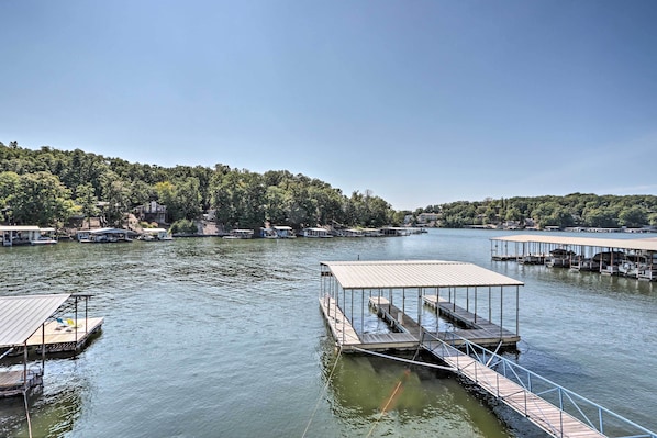 Un muelle a orillas del lago con varios muelles y paseos cubiertos.