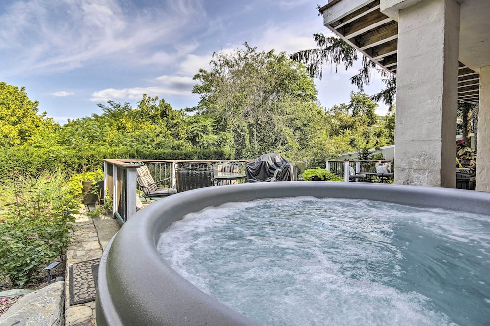 Harpers Ferry Apartment w/ Private Pool & Hot Tub! - Dargan, MD