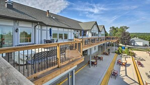Een hotel met een overdekt terras, meerdere eetgedeeltes en uitzicht op het omliggende landschap.