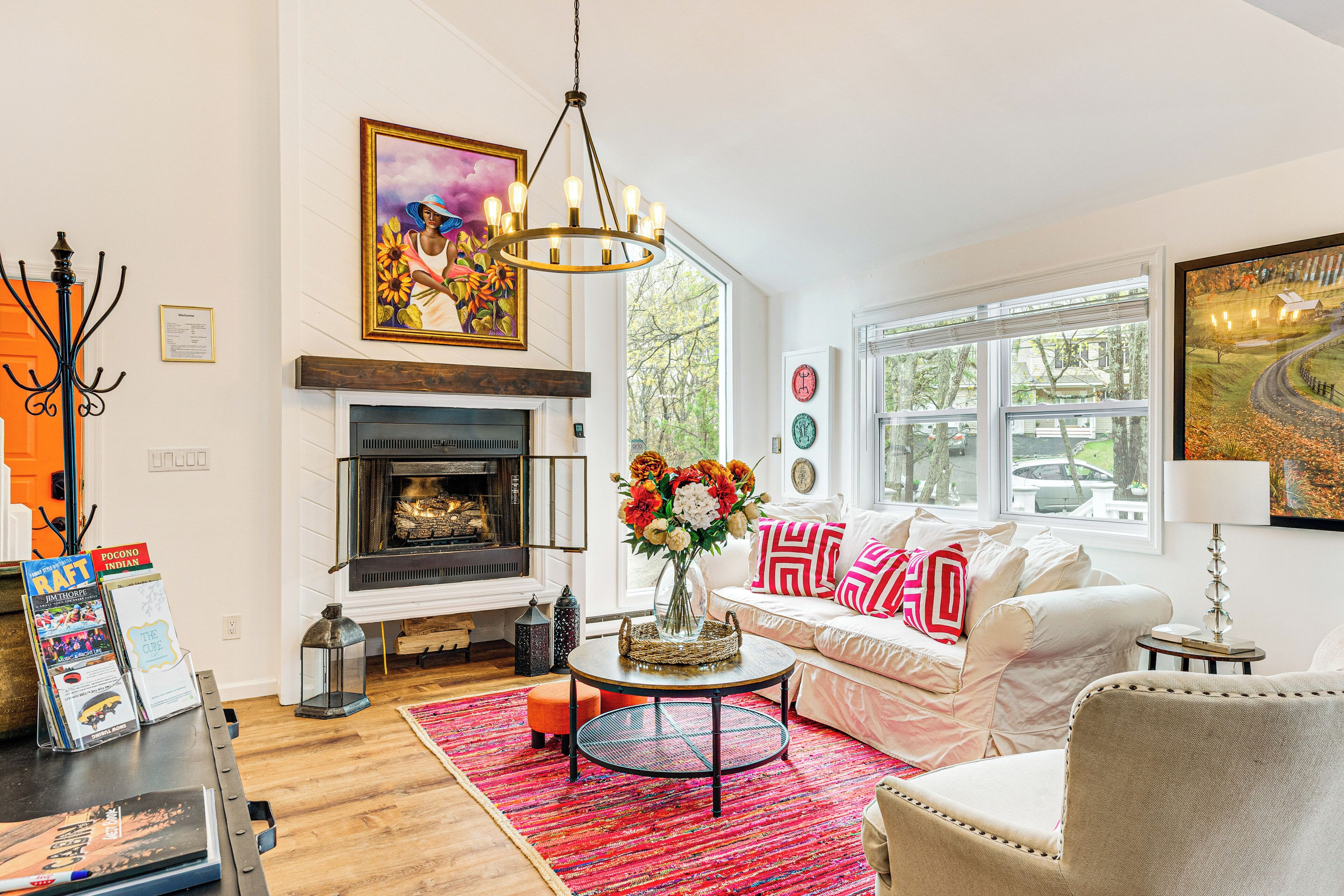 하우스 (3 Bedrooms) | 거실 공간 | TV, 벽난로