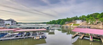 Screened Balcony w/ Views: Sleek Lake Ozark Gem!