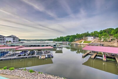 Screened Balcony w/ Views: Sleek Lake Ozark Gem!