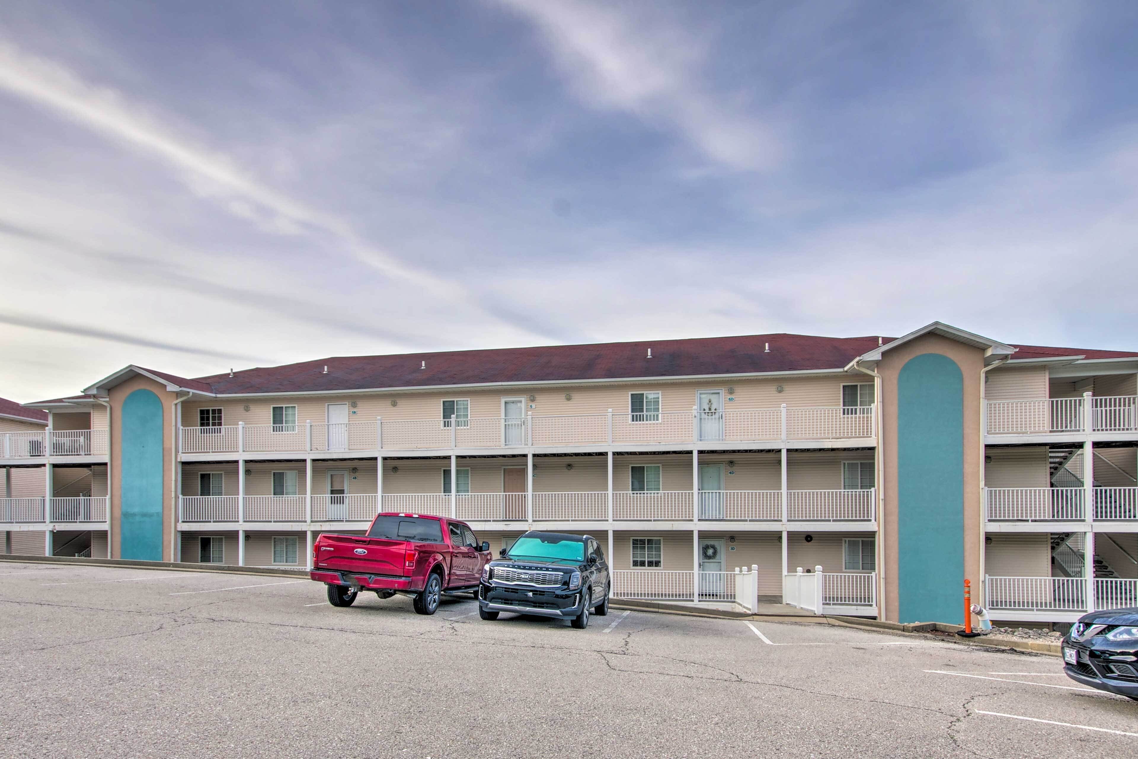 Un motel à plusieurs étages avec un parking.