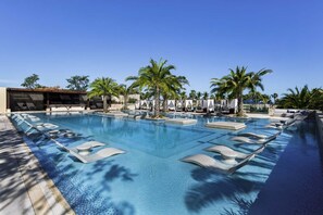 Una piscina al aire libre, una piscina climatizada