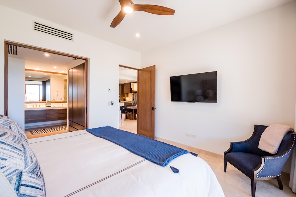 Picture of Oceanfront penthouse - stunning view! - Apartments for Rent in Lahaina ...