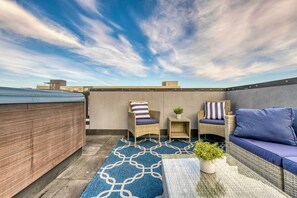 Interior - Walk to Empower Field: Townhome w/ Hot Tub! (Denver)