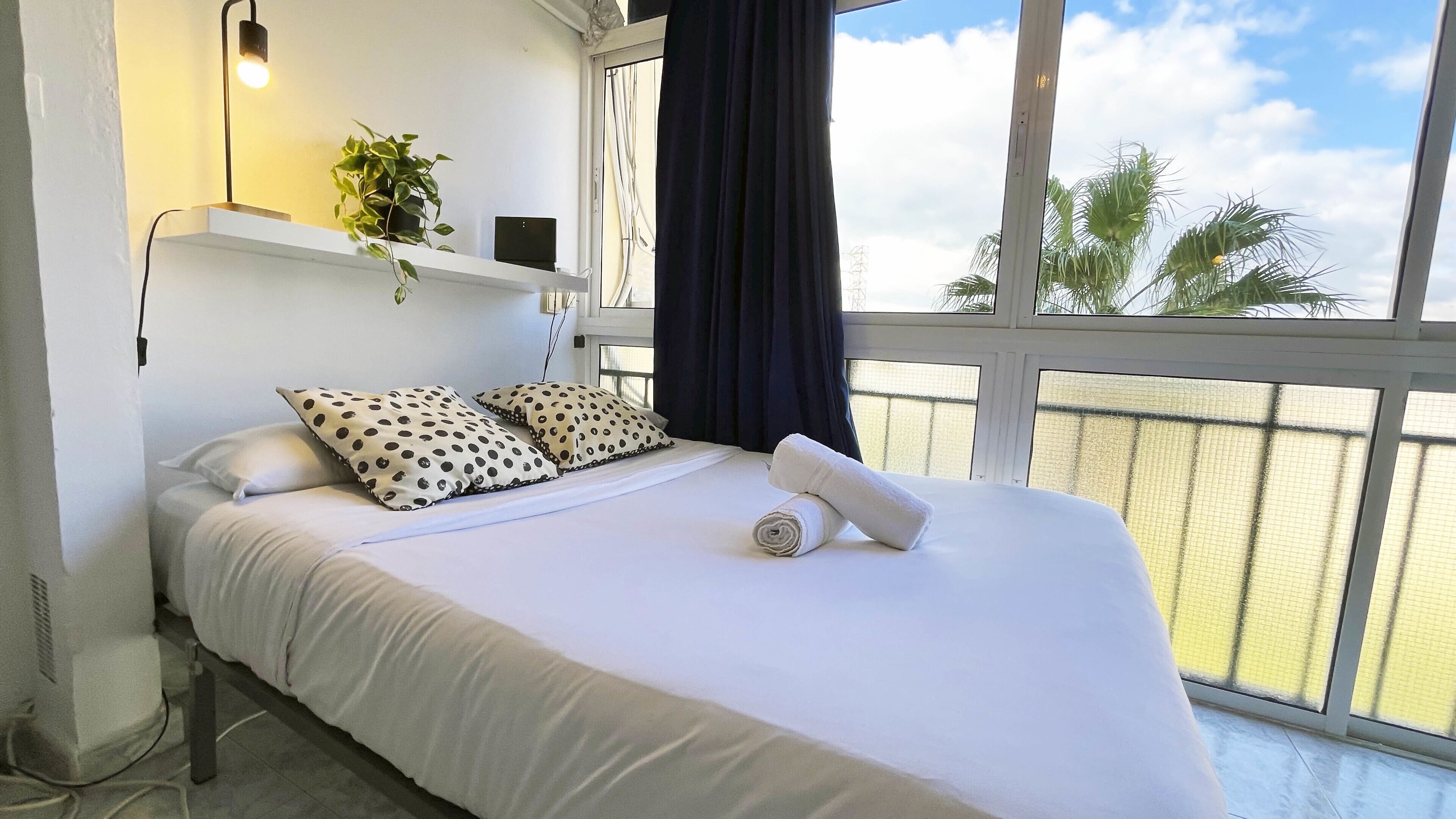 Fer et planche à repasser, lit parapluie, Wi-Fi gratuit, draps fournis