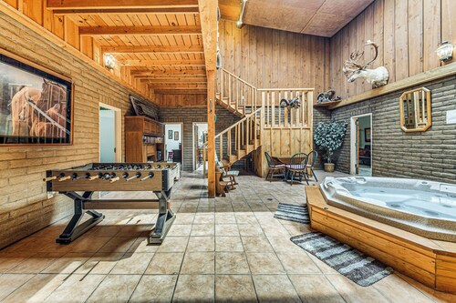 Spacious Alto House on 8 Private Acres w/ Hot Tub!