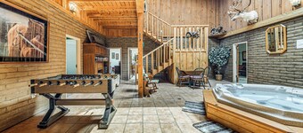 Spacious Alto House on 8 Private Acres w/ Hot Tub!