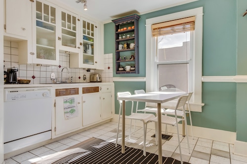 2 Mi to Washington Park: Convenient Denver Home!