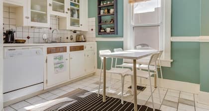 2 Mi to Washington Park: Convenient Denver Home!