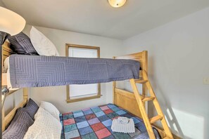 House (3 Bedrooms) | Interior - Cozy Oshkosh Home, 4 Blocks to Lake Winnebago (Oshkosh)