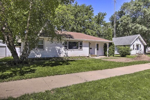 Cozy Oshkosh Home, 4 Blocks to Lake Winnebago