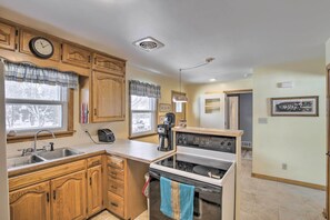 House (3 Bedrooms) | Interior - Cozy Oshkosh Home, 4 Blocks to Lake Winnebago (Oshkosh)