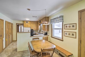 House (3 Bedrooms) | Interior - Cozy Oshkosh Home, 4 Blocks to Lake Winnebago (Oshkosh)