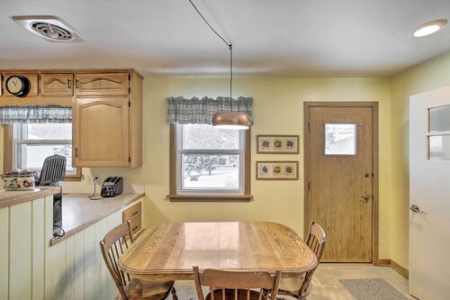 Cozy Oshkosh Home, 4 Blocks to Lake Winnebago