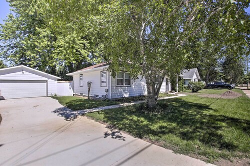 Cozy Oshkosh Home, 4 Blocks to Lake Winnebago