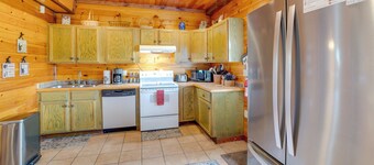 Lakefront Gem: Hot Tub & Game Room in Hancock