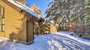 Un bâtiment en bois recouvert de neige, sous un ciel dégagé.