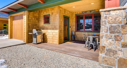Dog-friendly Cabin in the Heart of Grand Lake!