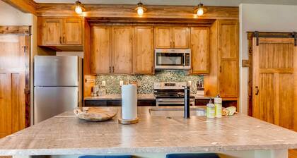 Dog-friendly Cabin in the Heart of Grand Lake!