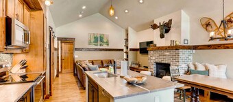 Dog-friendly Cabin in the Heart of Grand Lake!