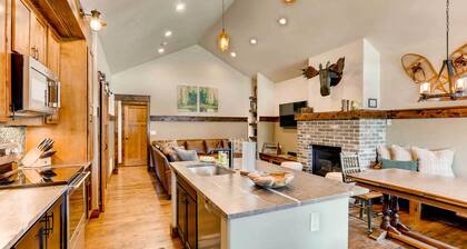 Dog-friendly Cabin in the Heart of Grand Lake!