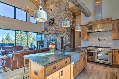 Luxury Ski-in/out Getaway w/ Hot Tub & Views!