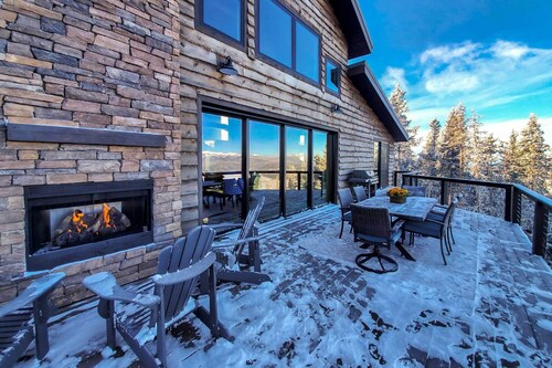 Luxury Ski-in/out Getaway w/ Hot Tub & Views!