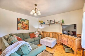 Cottage (2 Bedrooms) | Interior - Charming Cottage < 10 Mi to Wineries & Skiing! (Nellysford)