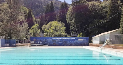 Dunsmuir Apartment ~ 17 Mi to Mt Shasta Ski Park!