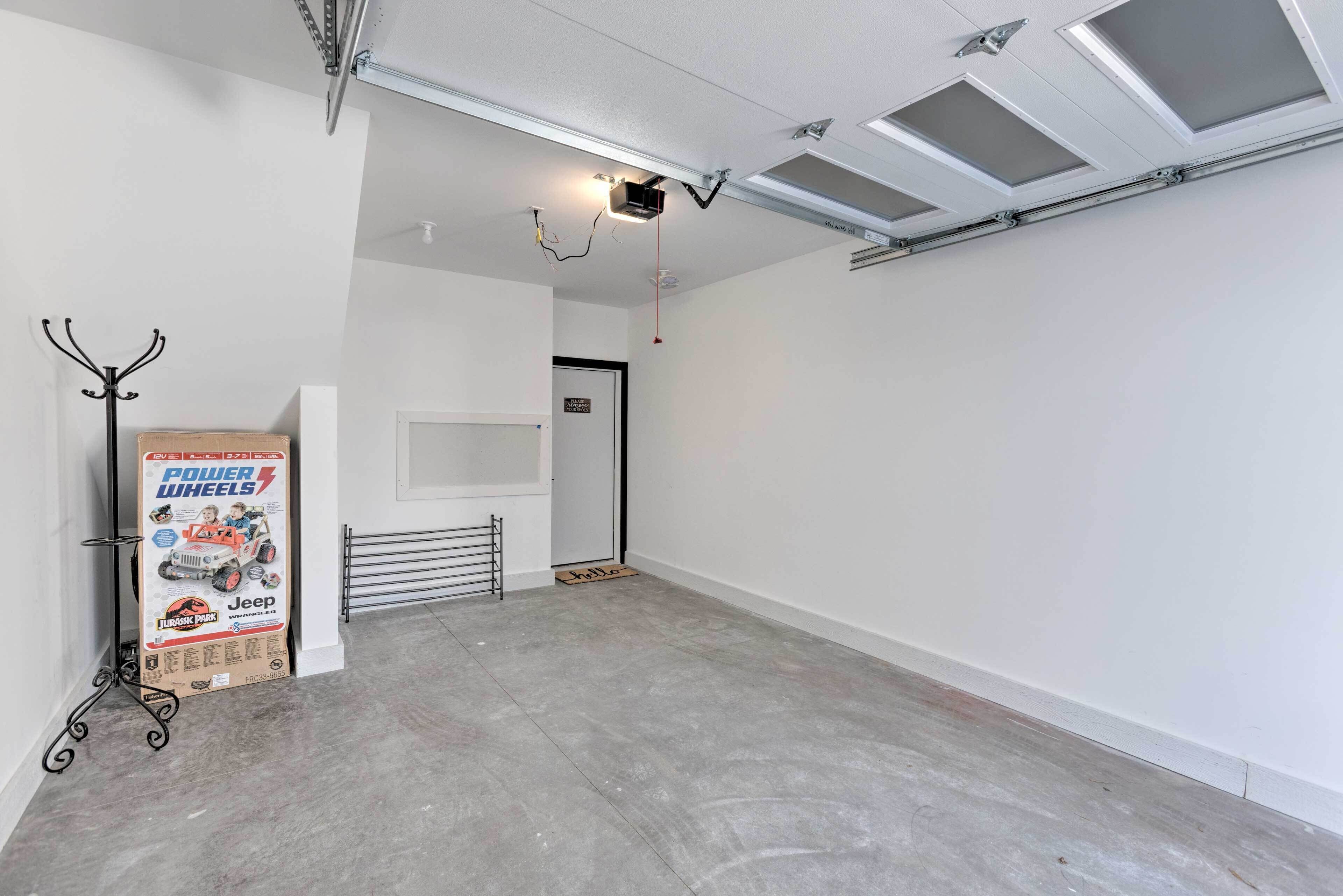 Une pièce spacieuse avec un plafond haut, un ventilateur de plafond et un puits de lumière.