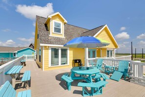 Outdoor dining - Surfside Beach Home w/ Deck, Views & Beach Access! (Freeport)